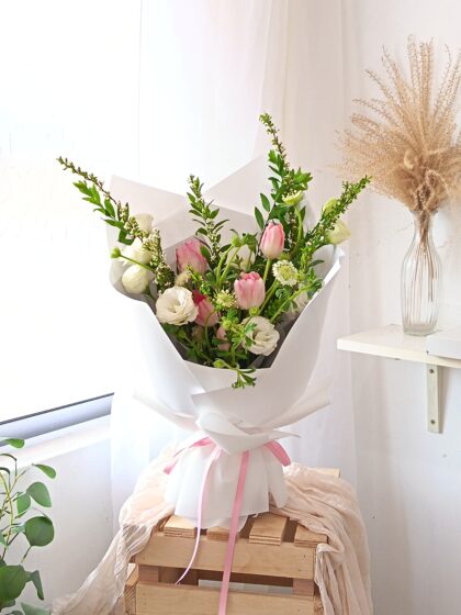 VAL0033 Luxe Fresh Tulip Garden